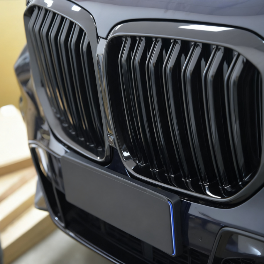 BMW X5 G05 Pre-LCI OEM Style Carbon Fibre Front Grille — front three-quarter view